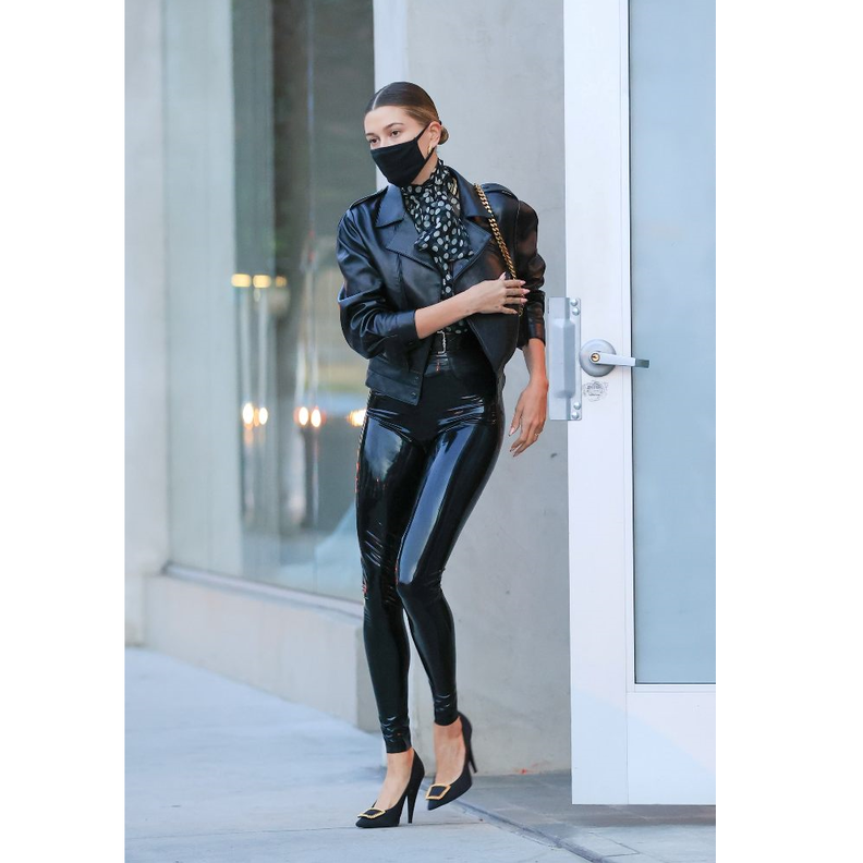 تألقت من خلال تنسيق البنطلون الجلد مع التوب بنقشة البولكا دوت والجاكيت الجلد