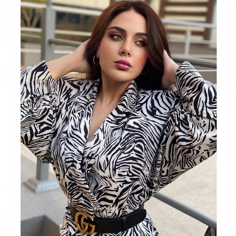 إطلالات ابنة هيفاء وهبي بموضة البلايزر المزخرفة