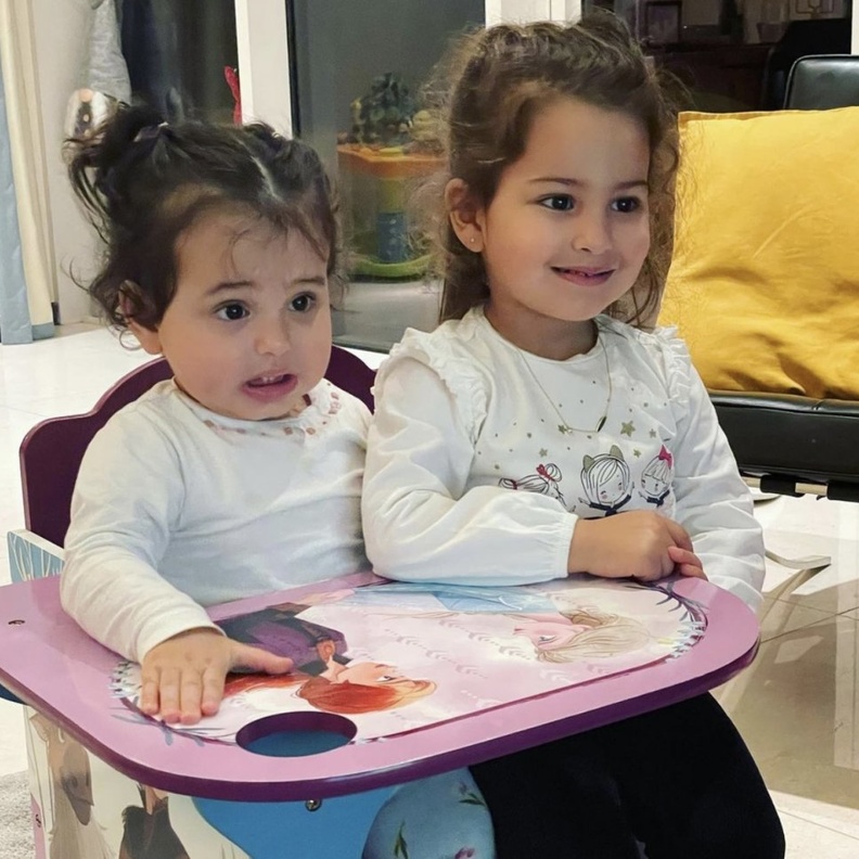 صورة لطيفة جداً نشرها وسام بريدي لابنتيه بيلا وصوفيا