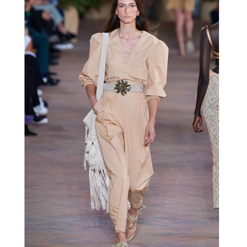 الشورت والقميص باطلالة شبابية بالبيج من Alberta Ferretti  