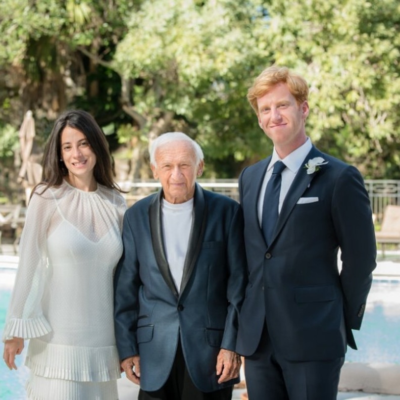  اختار العروسين الاحتفال مع جد العروس من والدتها بمناسبة عيد ميلاده المائة