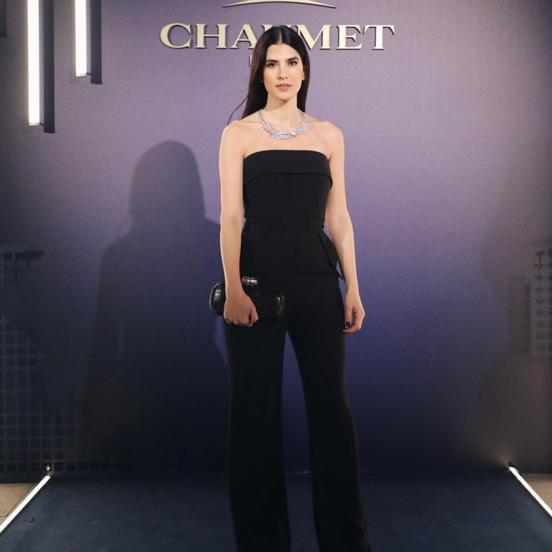 كارمن بصيبص في اطلالة ملفتة في جمبسوت باللون الاسود