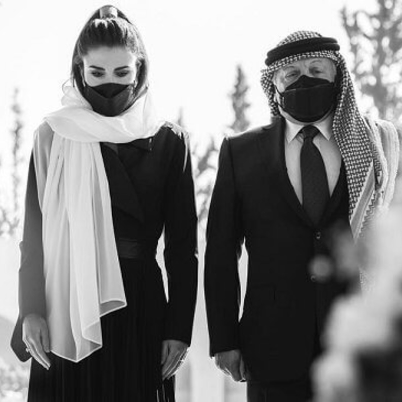 بالصور ملك الأردن وزوجته يزوران قبر والده الراحل