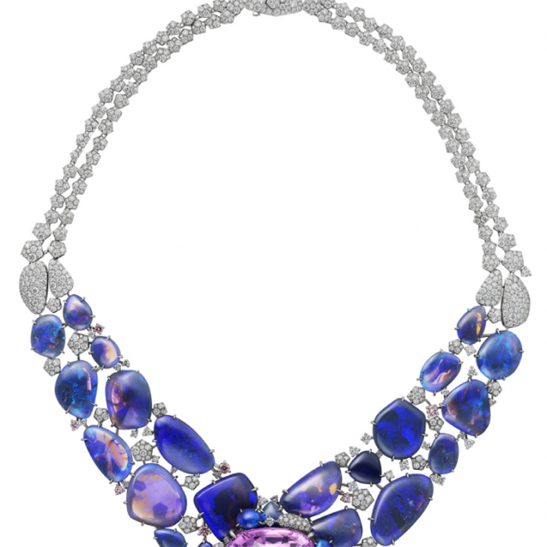 من مجموعة سور ناتوريل ]Sur] Naturel من كارتييه Cartier يعيد عقد هيميس Hemis ترجمة شكل فرو النمر التي اشتهرت به الدار. العقد مرصع بحجرة كنزيت عيار 71.80 قيراط والأوبال والماس الوردي والماس الأبيض.