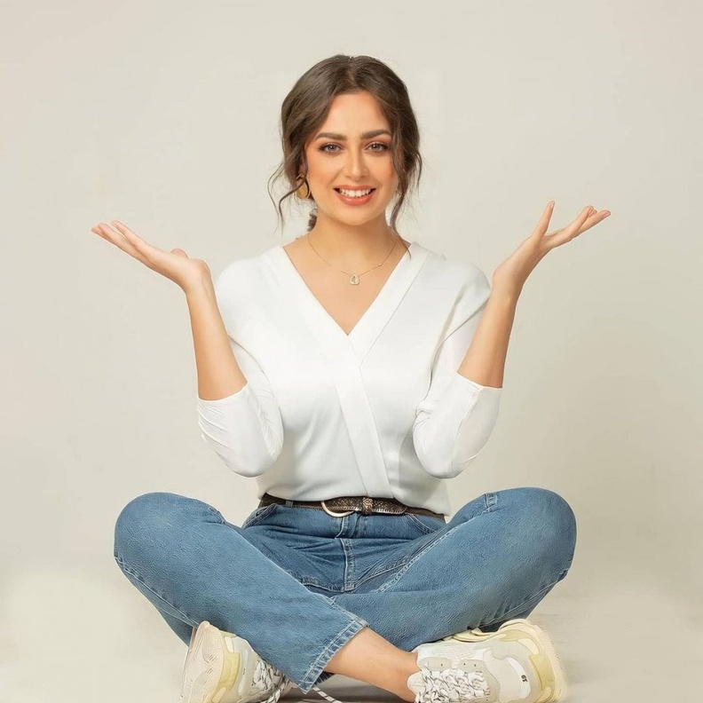  تنسيق في الجينز والتوب البيضاء اعتمدته هبة مجدي