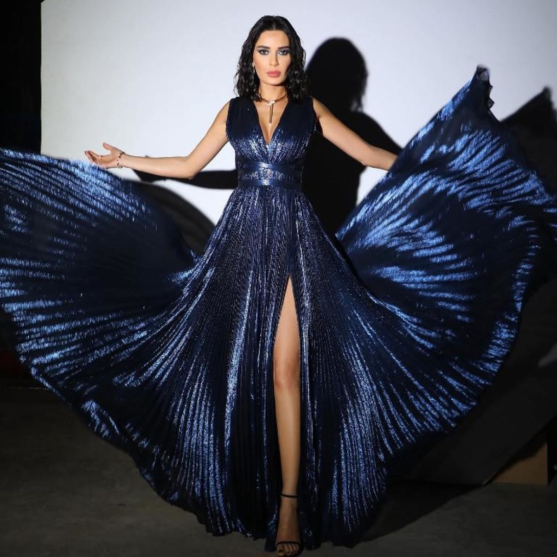 الفستان من مجموعة مجموعة Pre-Fall 2020 وقد تميّز بالشق الجانبي والقصة الـ v neck