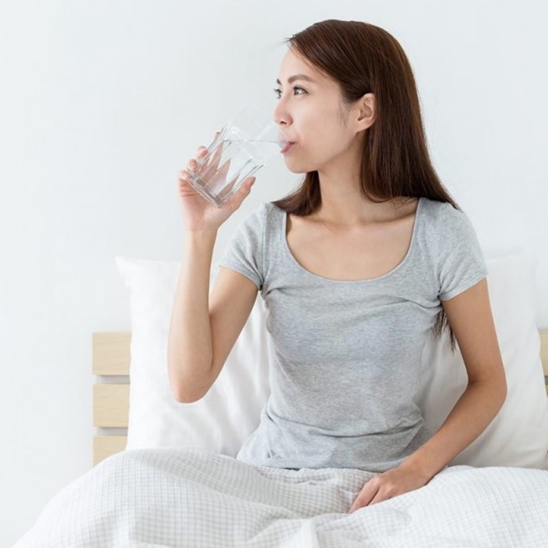  شرب الماء قبل النوم يساعد على النوم الجيد