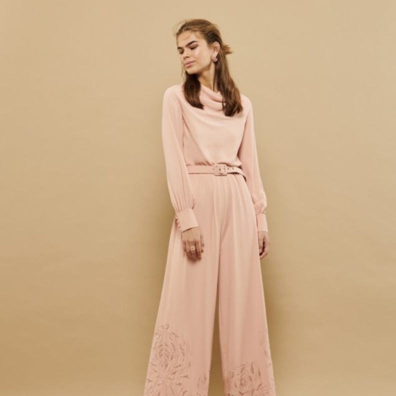 اخترنا اطلالات حالمة ورومانسية  ليوم الحب من وحي مصممات خليجيات