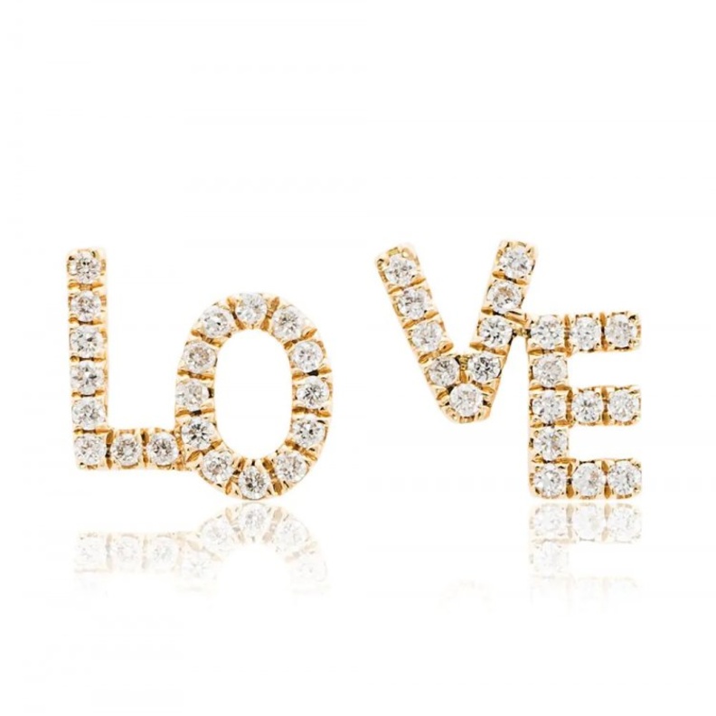 تصاميم مجوهرات ذهب بعبارات الحب لأناقتك في فبراير