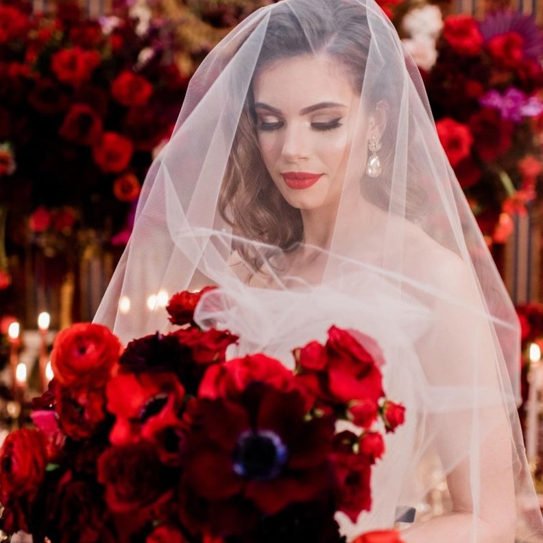 الورود الحمراء تزين حفل زفافك في يوم الحب