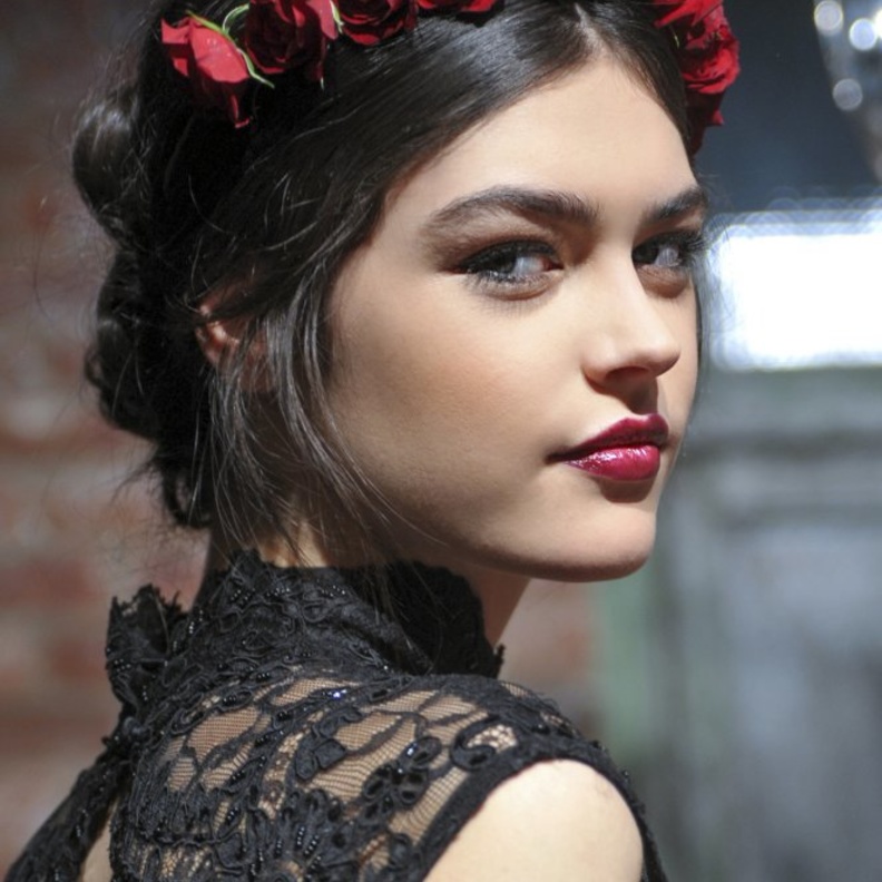 تسريحات شعر ناعمة مع اكسسوار لإطلالة ملفتة بمناسبة يوم عيد الحب