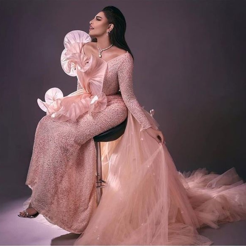 تألقت أحلال بتصميم حمل توقيع سارة مراد وتميّز الفستان بقصته الضيقة مع الطرحة التول