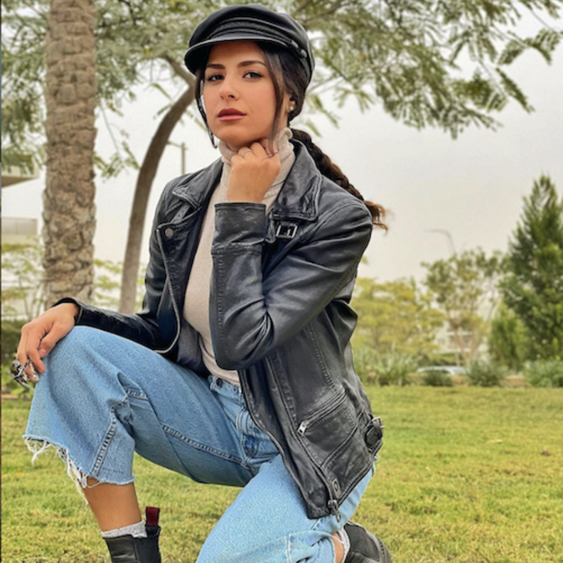  اعتمدت ريهام امين تنسيق في الجينز مع الجاكيت الجلد