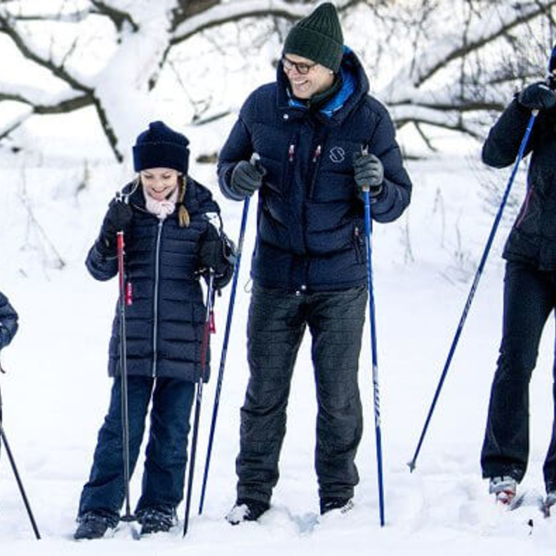 العائلة المالكة السويدية في نزهة تزلج