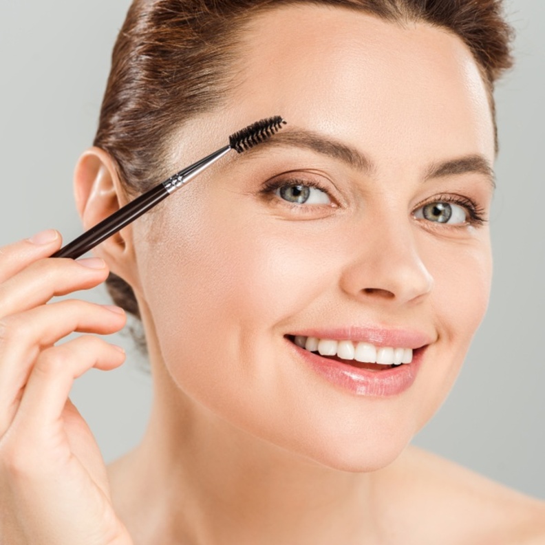 خلطات طبيعية لتنعيم الحواجب