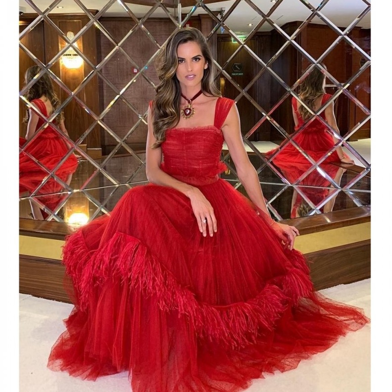 أليساندرا أمبروسيو بفستان سهرة باللون الأحمر الجذاب للمناسبات الرسمية