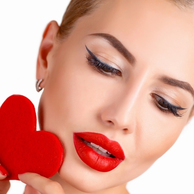  خطوات تطبيق مكياج مميز لسهرة فالنتاين في المنزل