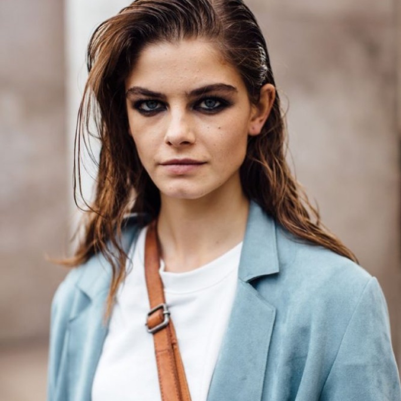 مكياج عيون سموكي قوي من وحي اطلالات الشارع لربيع 2021