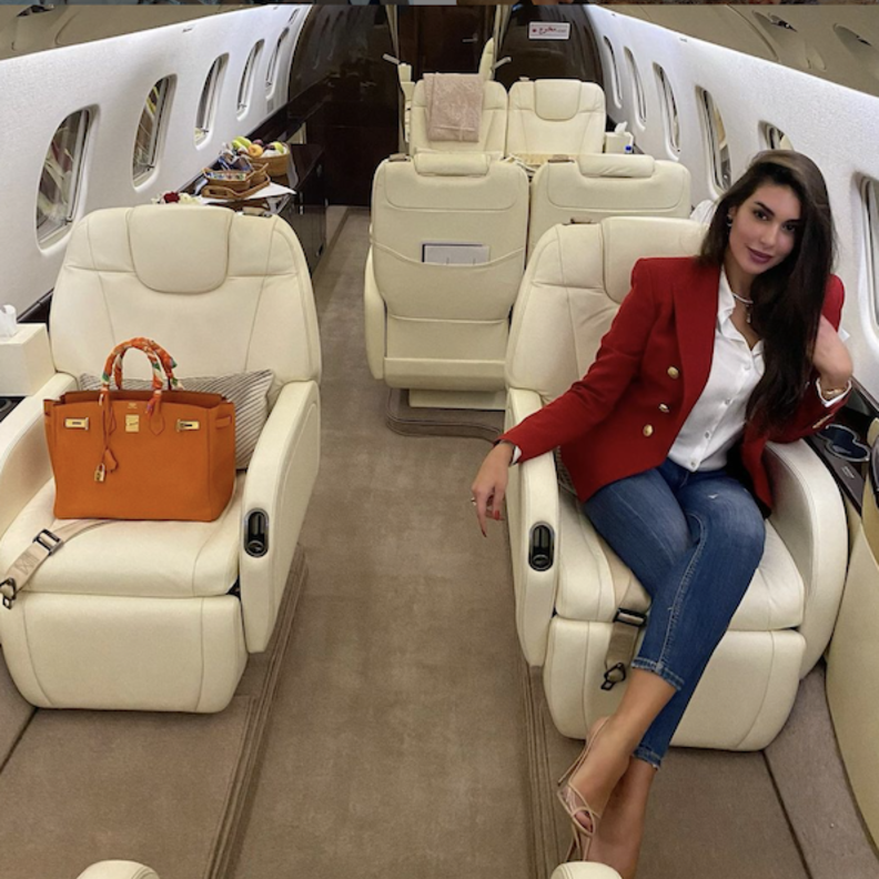 ياسمين صبري في تنسيق في الجينز والبليزر الاحمر