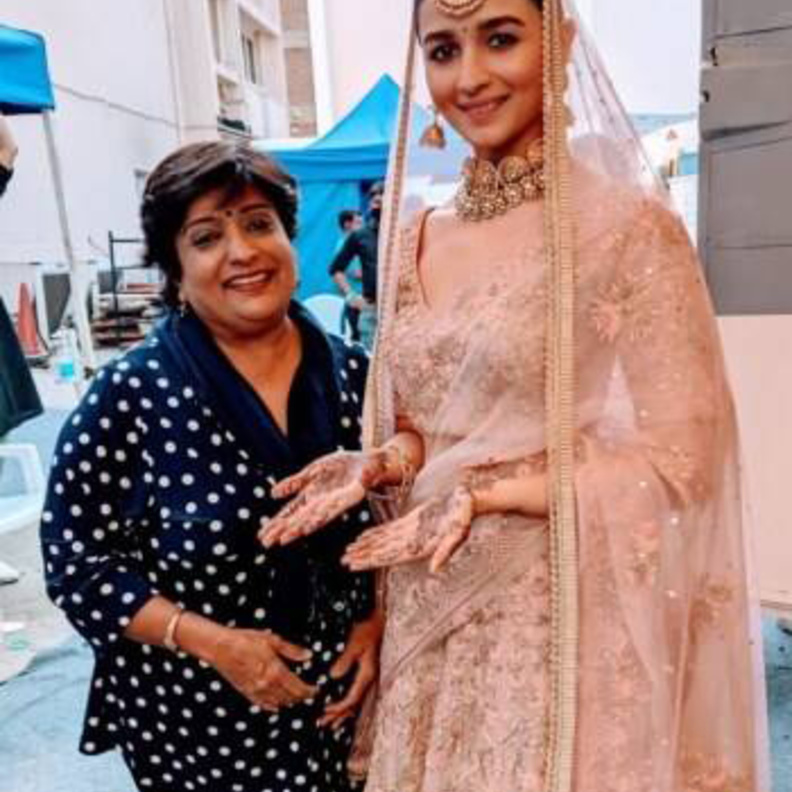 عليا بهات بإطلالة زفاف هندية تقليدية في أحدث جلسات تصويرها