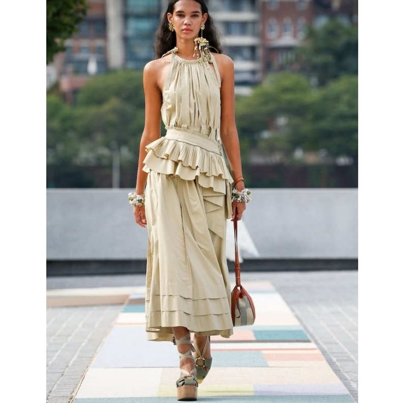  فستان السهرة القصير بصيحة الكشاكش باللونين الأبيض والأسود من Carolina Herrera