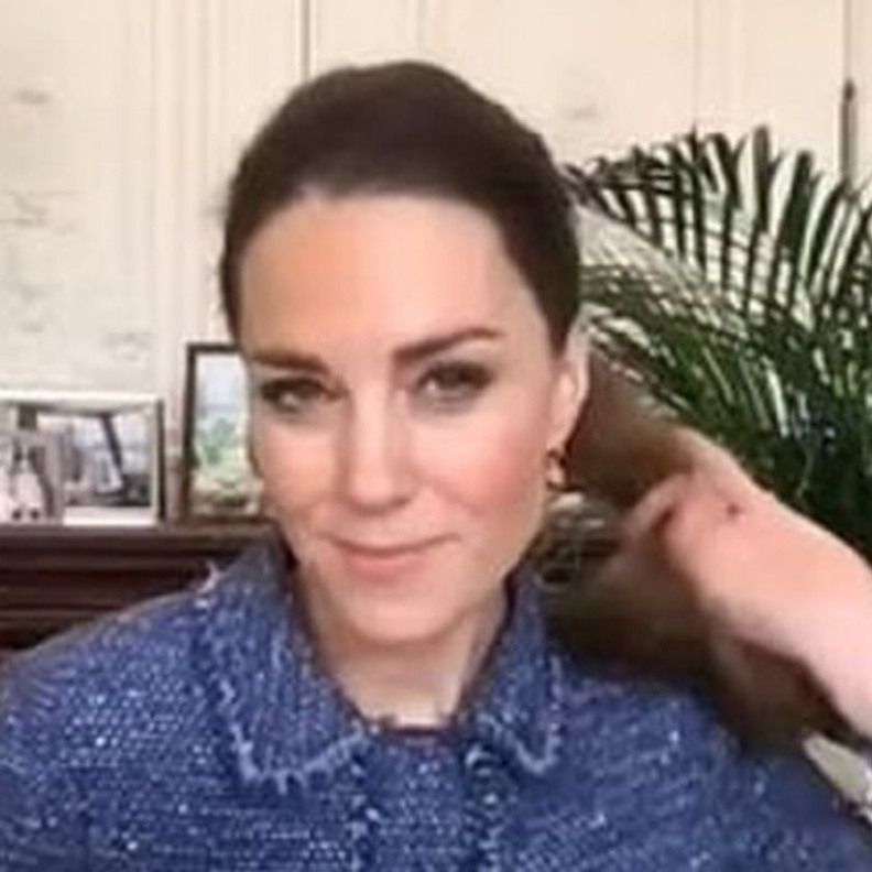 الكاميرا ترصد كيت ميدلتون وهي تقلد ابنتها الأميرة شارلوت