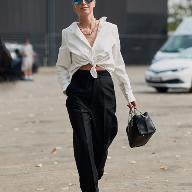 اعتمدي القميص الابيض بطريقة عصرية واستخدمي حيلة الربطة