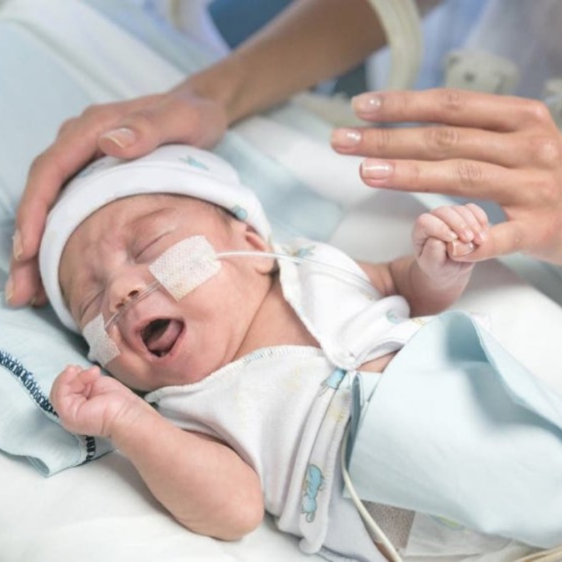 ما مدى خطورة الولادة المبكرة في الشهر الثامن