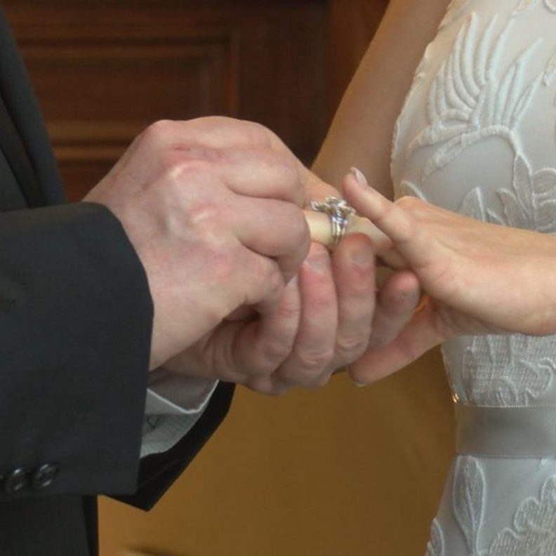 متجر فساتين زفاف يهدي فساتين مجاناً ،والسبب؟