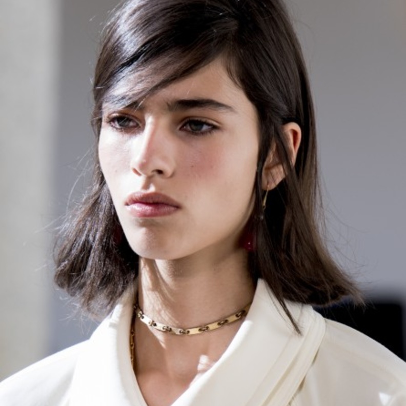 تسريحات الشعر المنسدل للمرأة العاملة