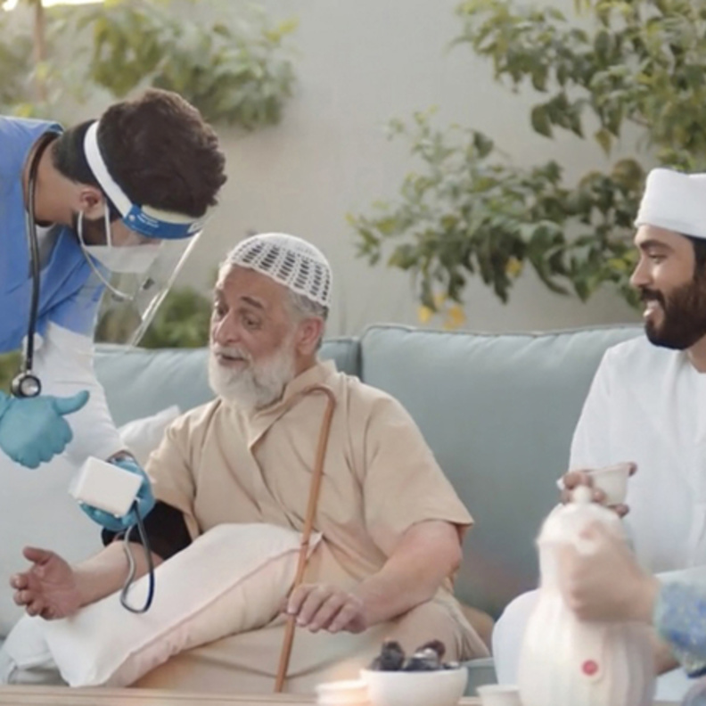  الإمارات توفر لقاح كوفيد-19 لكبار السن في المنازل