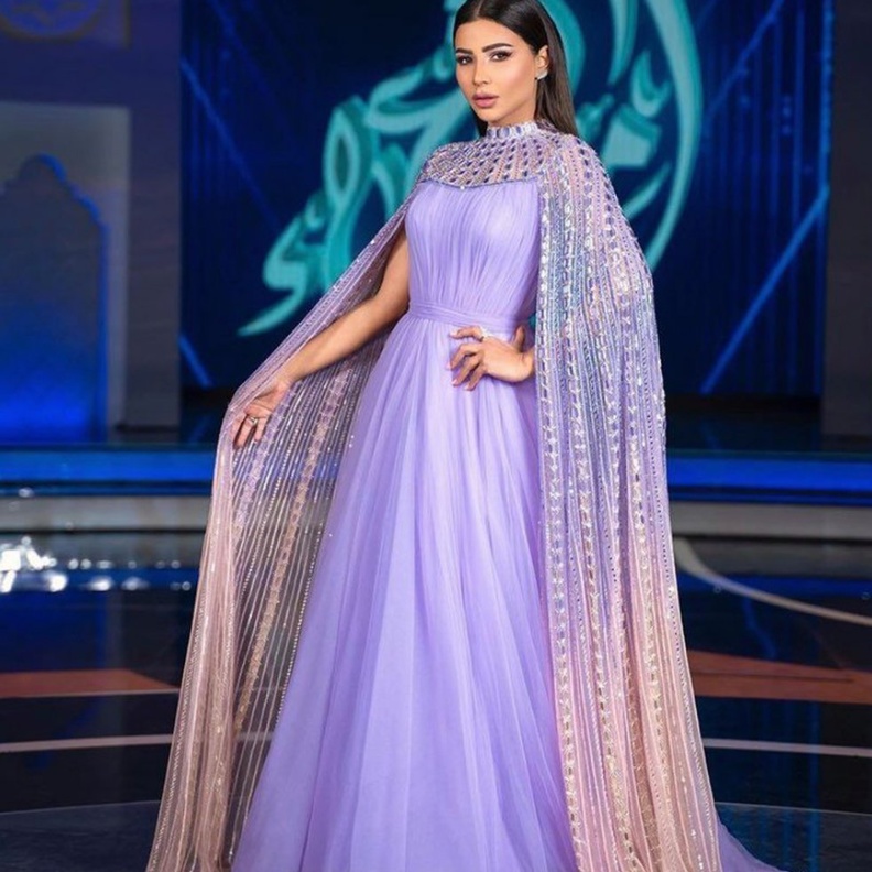 اطلالات مهيرة عبد العزيز بموضة الفستان البنفسجي بأسلوب الكاب 