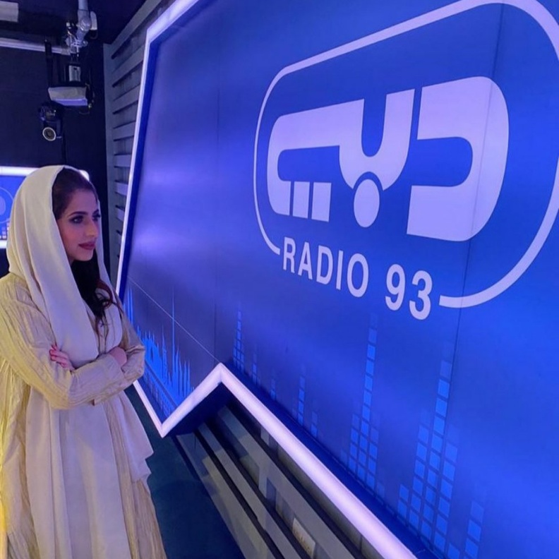 تعرفوا على عهد أفندي أول سعودية تعمل بإذاعة دبي 93