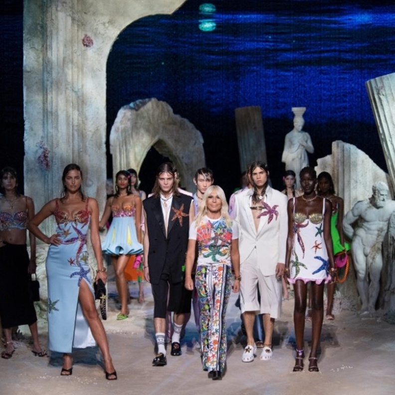 لأول مرّة بتاريخ الدار.. عرض أزياء Versace عبر بثّ رقمي