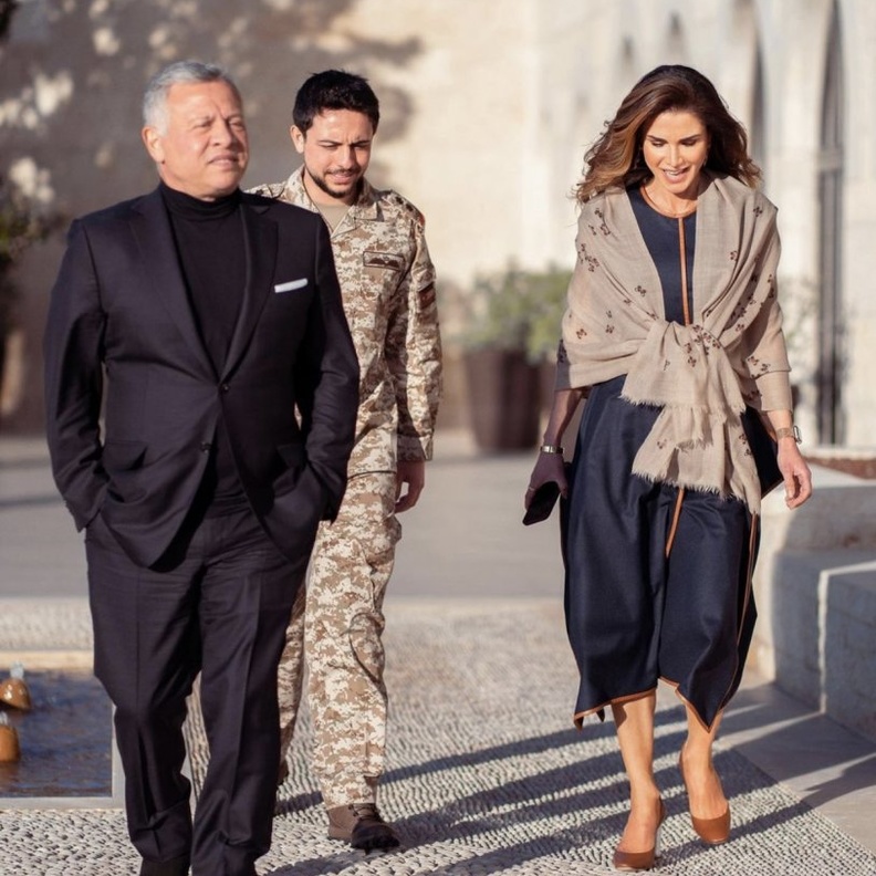 الملكة رانيا تستمتع بالأجواء الدافئة مع الملك عبدالله الثاني والأمير الحسين