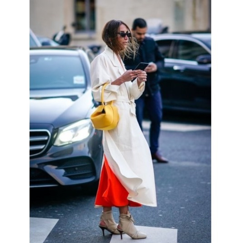 تنسيقات عصرية مميزة مع الحقيبة الصفراء موضة هذا الموسم