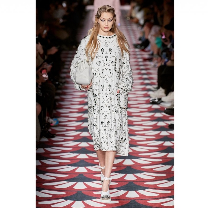 فساتين ناعمة لعقد القران من miu miu