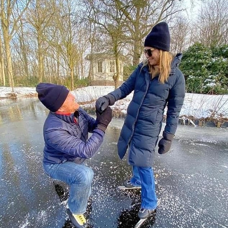  صورة طريفة لملك وملكة هولندا أعادا فيها ذكرى تقدمه بطلب الزواج منها