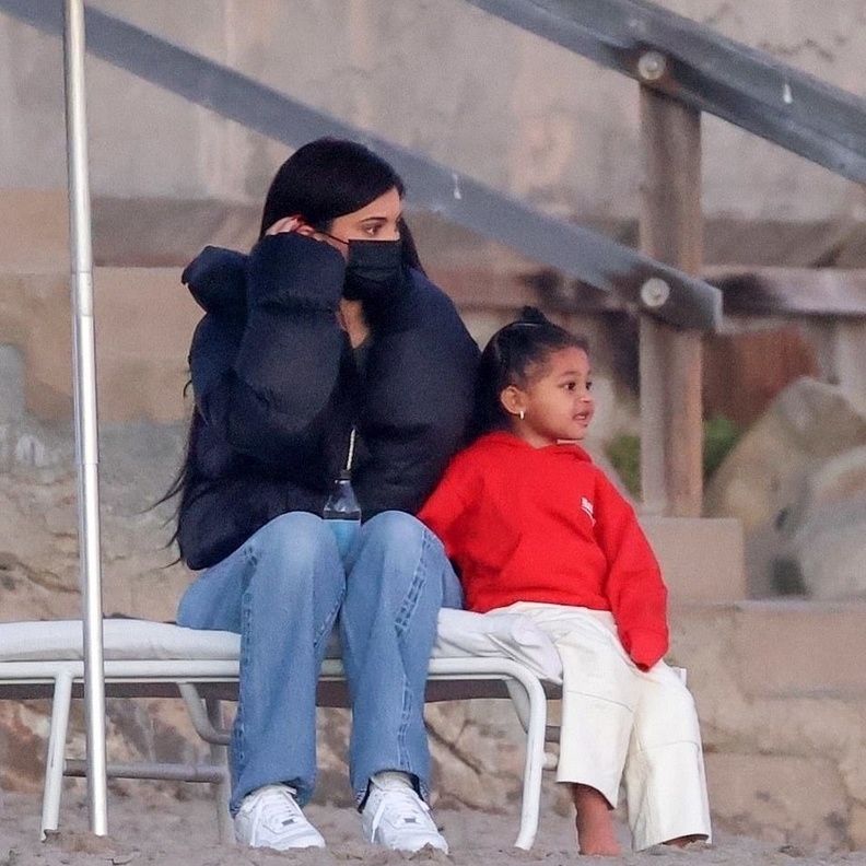 تنسيقات كاجوال اختارتها كايلي جينر لها ولابنتها