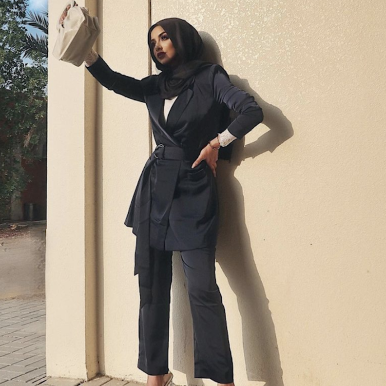 تنسيق انيق في البدلة الرسمية باللون الاسود اعتمدته سهى