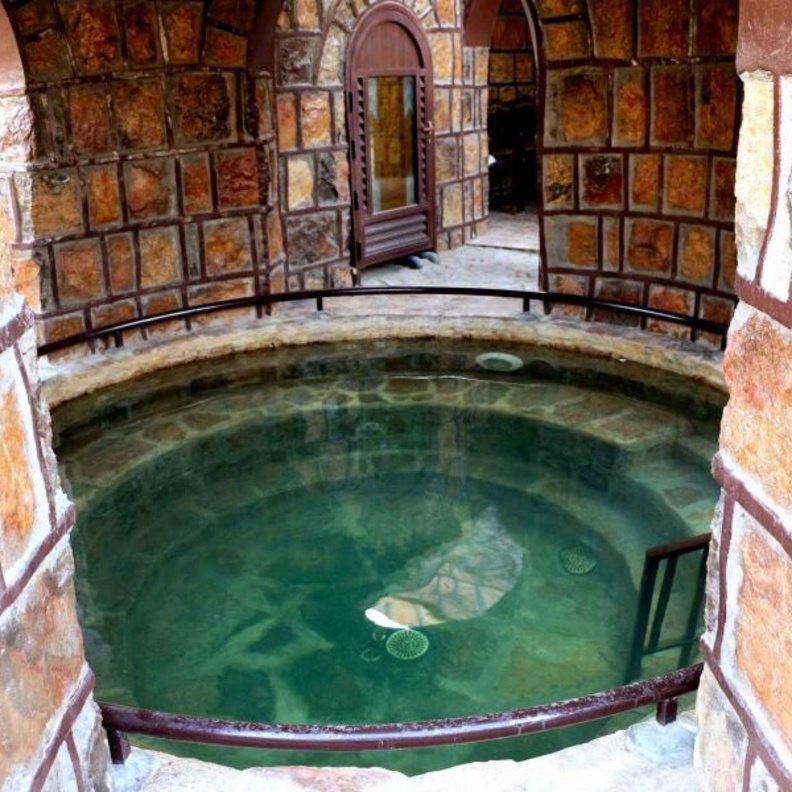 المياه الحارة في منطقة عين خت فرصة مثالية للعلاج من الأمراض