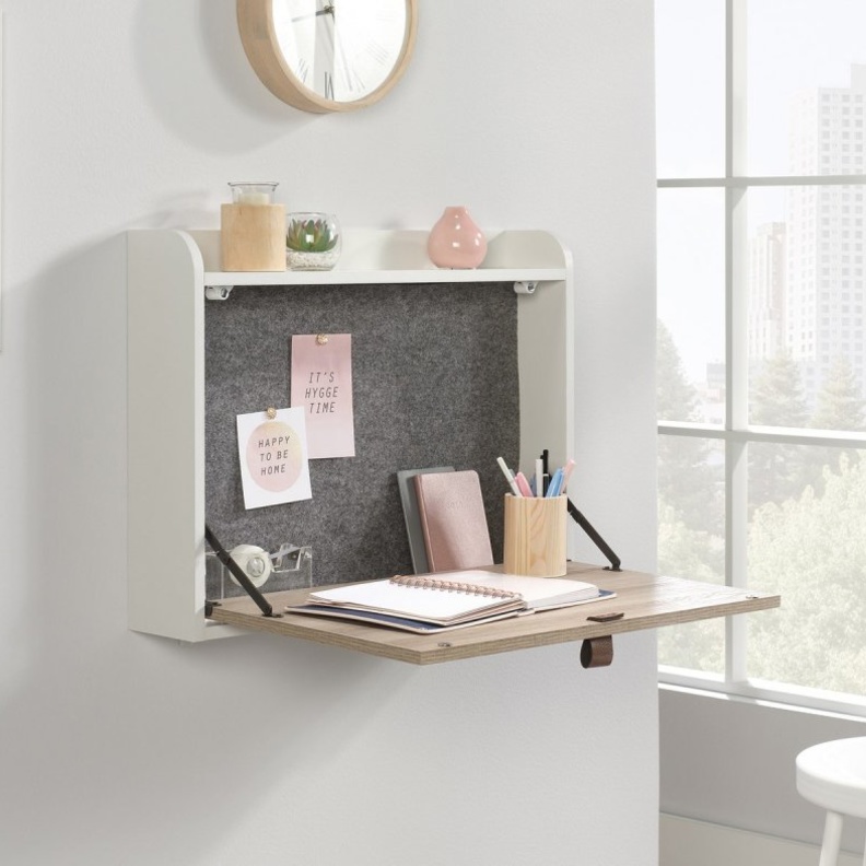 خزانة جدارية تحولت لمكتب منزلي صغير