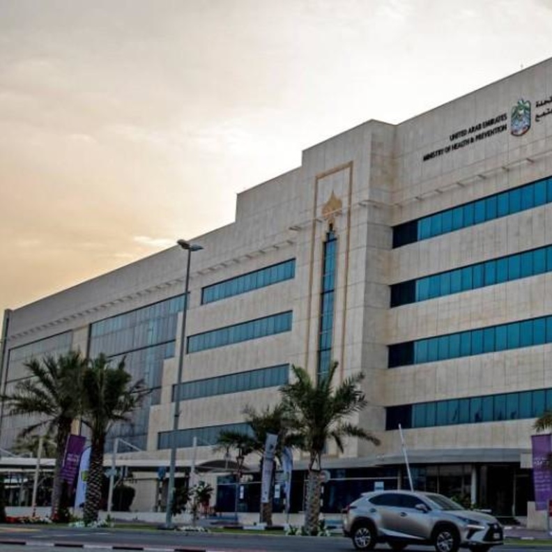 الإمارات تلزم المصابين بفيروس كورونا بالإبلاغ عن حالتهم