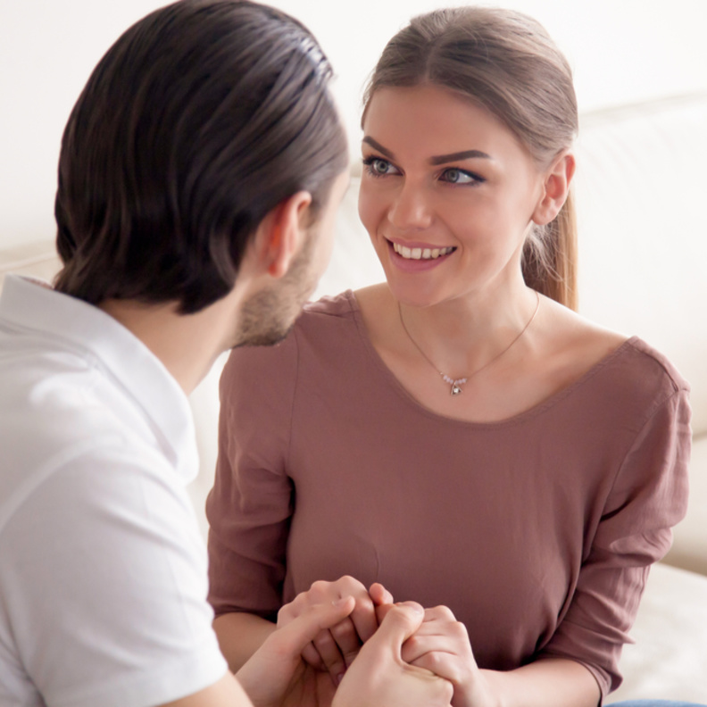  اسأليه عن كل ما يخطر ببالك في فترة الخطوبة