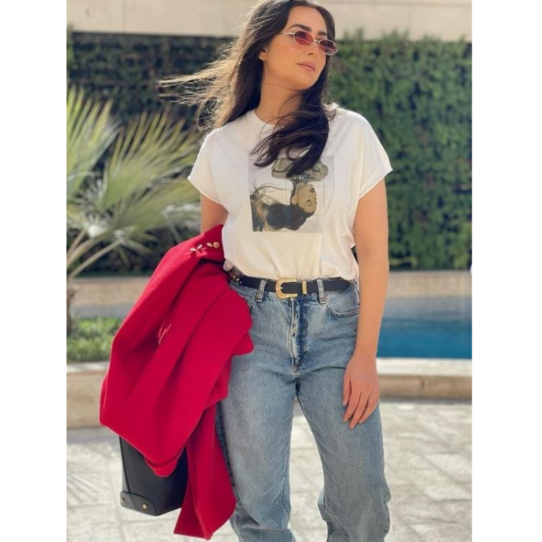 نسّقي البليزر باللون الأحمر مع التيشيرت الأبيض والبنطلون الدنيم بقصة الخصر العالي