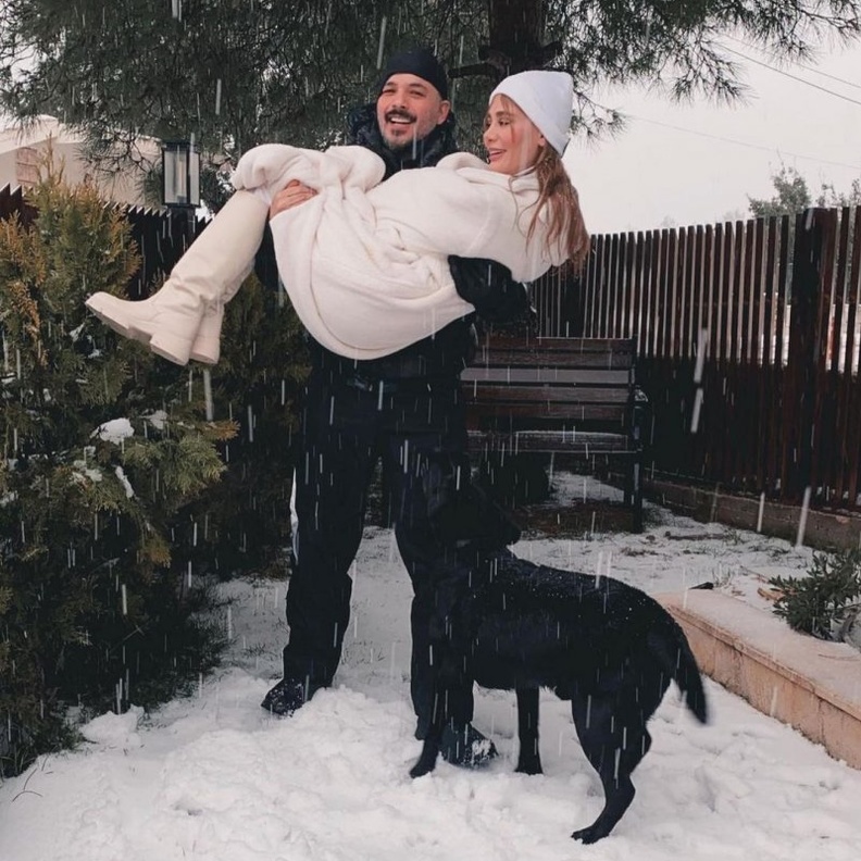 سلاف فواخرجي مع عائلتها تستمتع بالثلوج