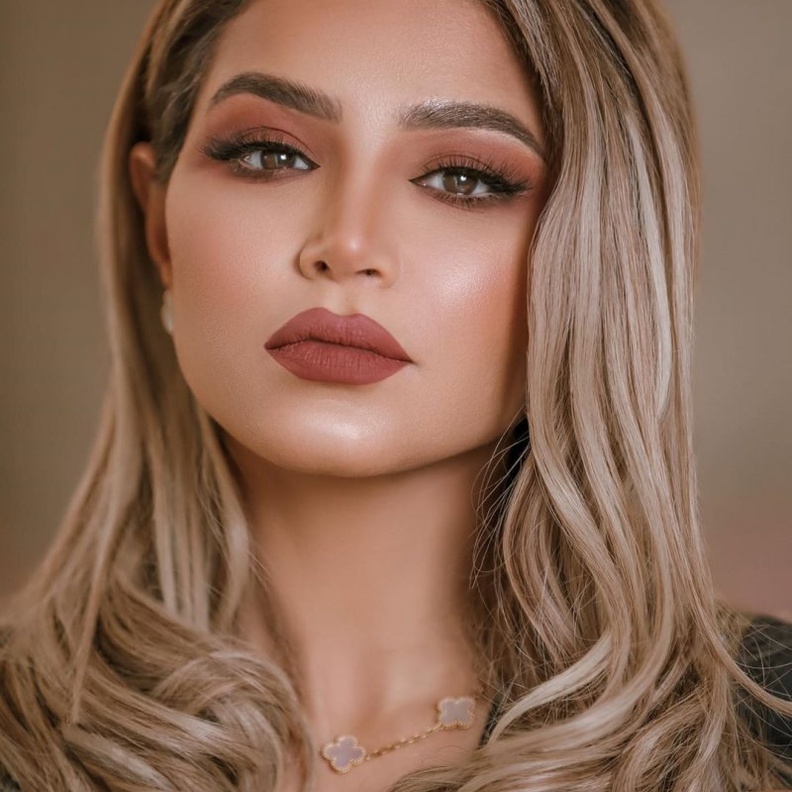  الوان احمر شفاه جريء وبني مستوحاة من نهى نبيل