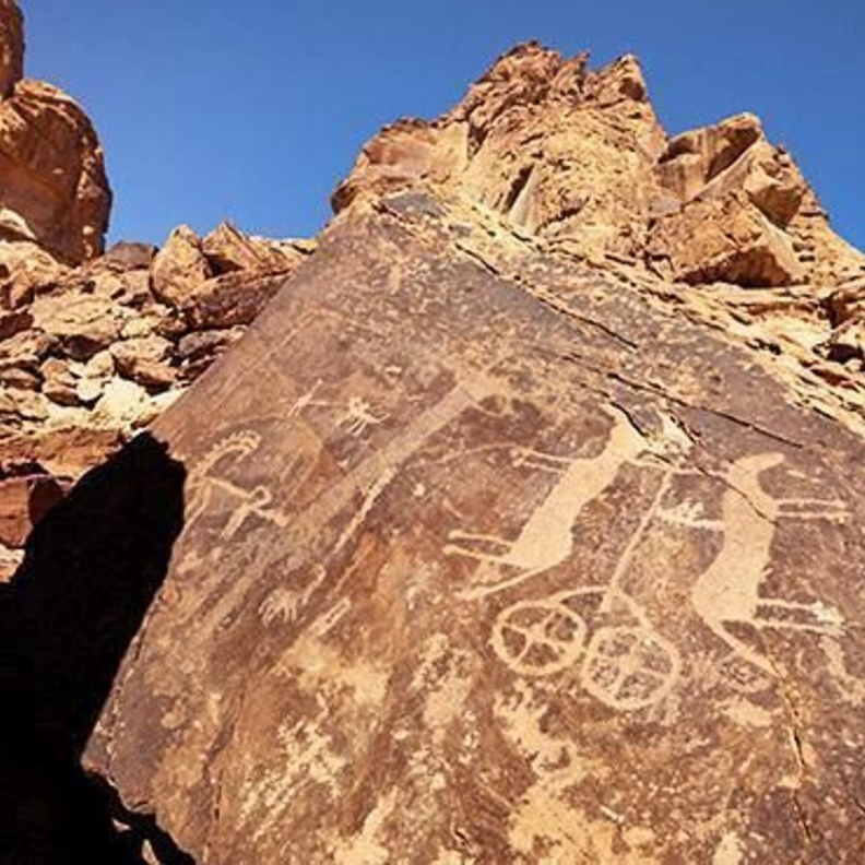 النقوش الثمودية في حائل.. رحلة تاريخية بمذاق فريد في موسم "شتاء السعودية" - المصدر وكالة الأنباء السعودية