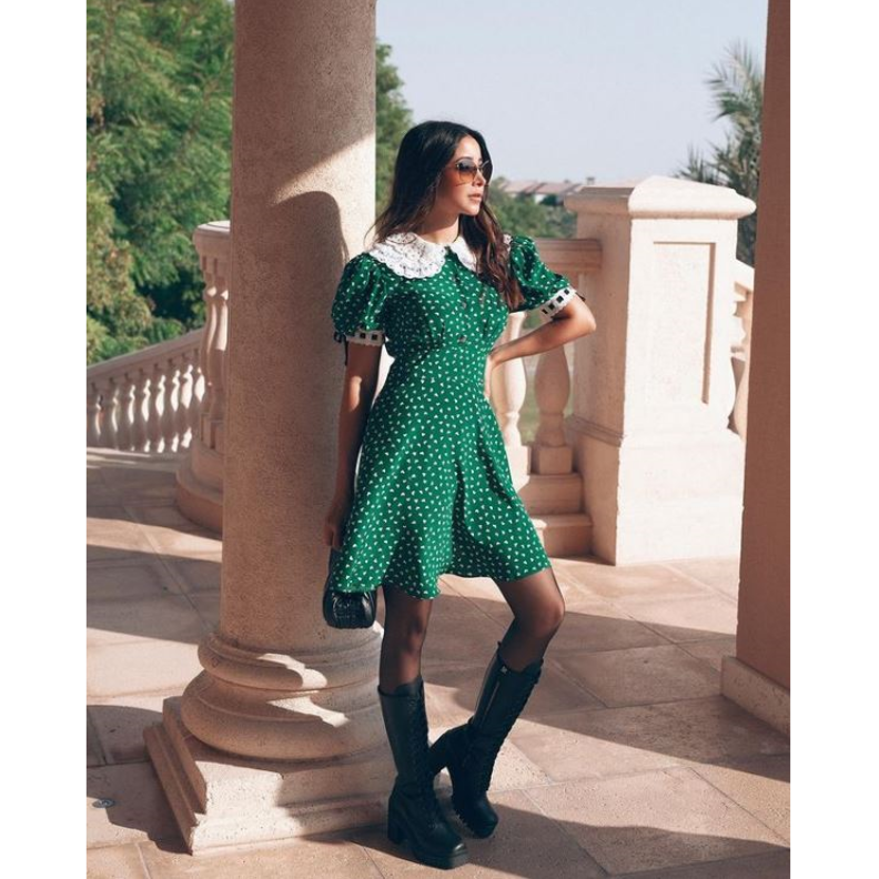 تألقت بفستان صيفيّ قصير اخضر بنقشة البولكا دوت من مجموعة Miu Miu لربيع وصيف 2021