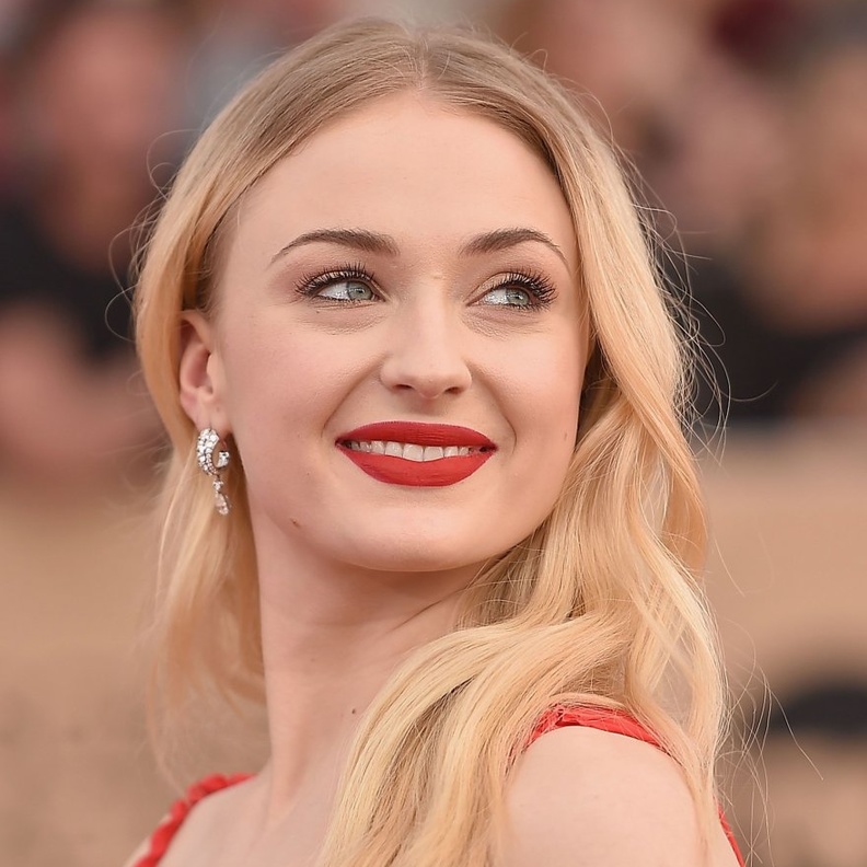 إطلالة كلاسيكية أنثوية للغاية على طريقة صوفي